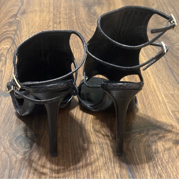 Tamara Mellon
Water Snake Cutout Accent Gladiator Sandals size 8 - Picture 9 of 15